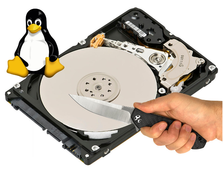 Hard disk aperto con mano che impugna un coltello