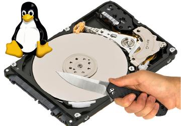 Hard disk aperto con mano che impugna un coltello