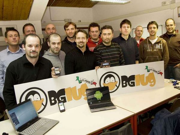 Foto di gruppo nella sede rinnovata!