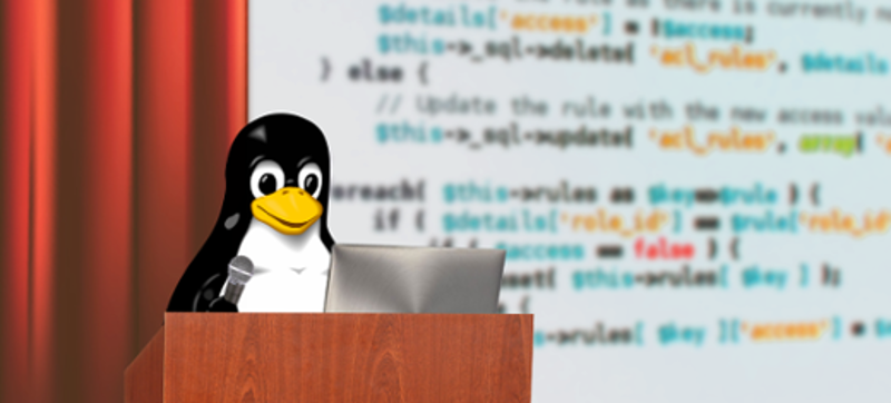 Tux mentre presenta un talk