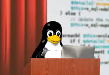 Tux mentre presenta un talk