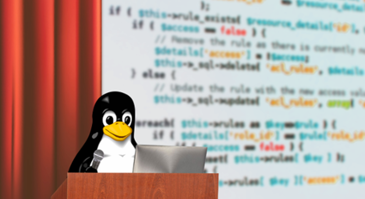 Tux mentre presenta un talk