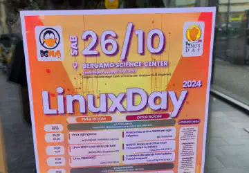 Foto all'agenda del Linux Day appesa sulla porta d'ingresso di bergamo science center