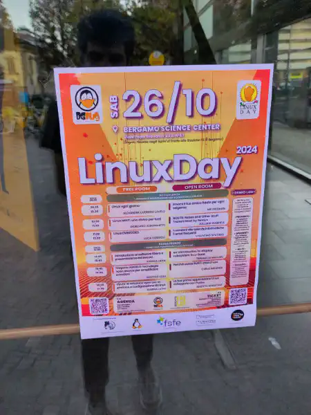 Foto all'agenda del Linux Day appesa sulla porta d'ingresso di bergamo science center
