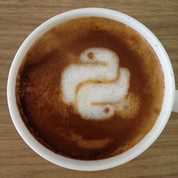 Tazza di caffè con logo di Python