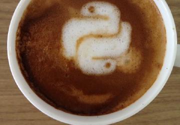 Tazza di caffè con logo di Python