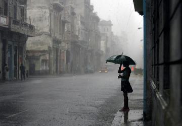 Ragazza con ombrello in un giorno di pioggia