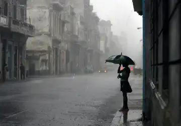 Ragazza con ombrello in un giorno di pioggia