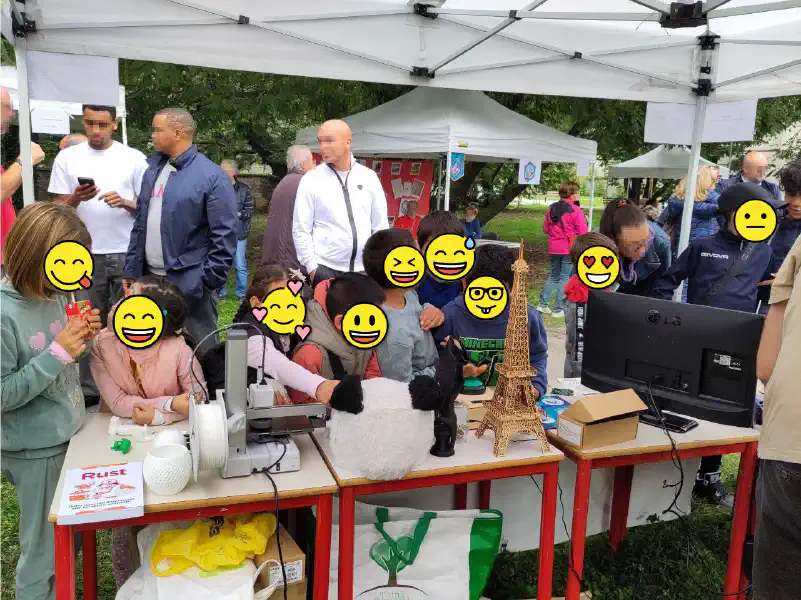 Foto che mostra l'affollamento dei bambini di fronte al gazebo