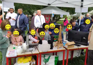 Foto che mostra l'affollamento dei bambini di fronte al gazebo