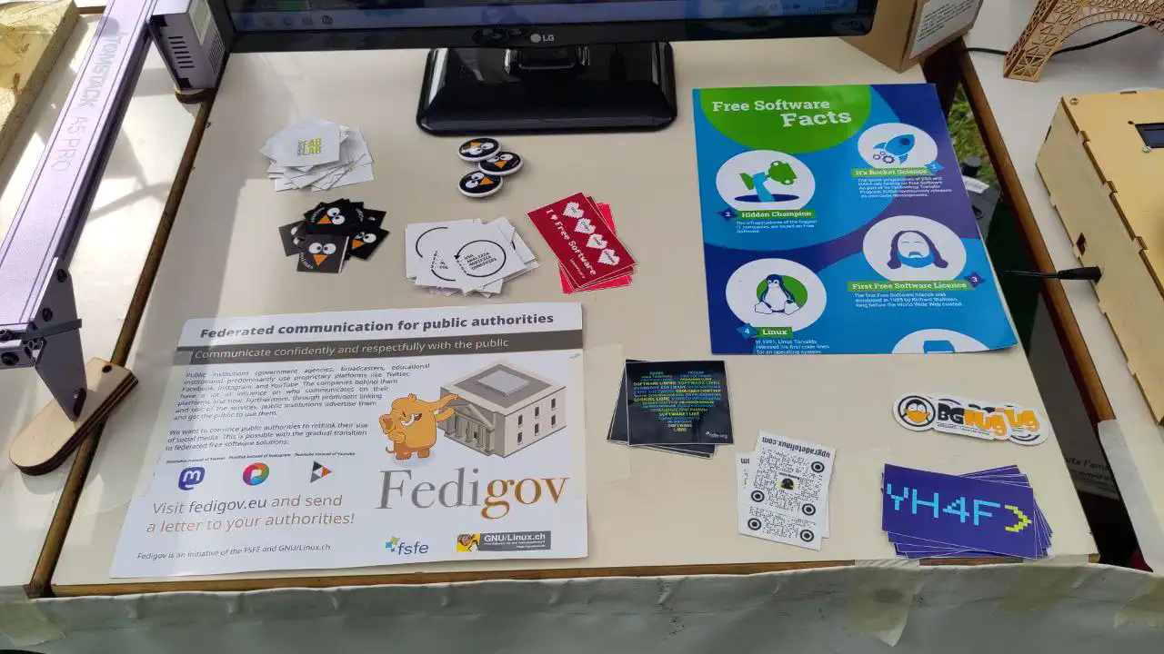 Sticker e volantini del BgLUG distribuiti durante l’evento