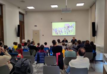 Foto di quando i due narratori leggono il libro di fronte ai bambini