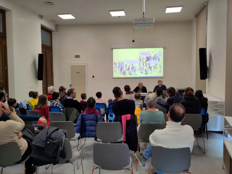 Foto di quando i due narratori leggono il libro di fronte ai bambini