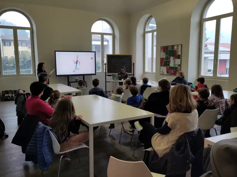 Foto scattata durante la lettura del libro da parte della maestra Piera